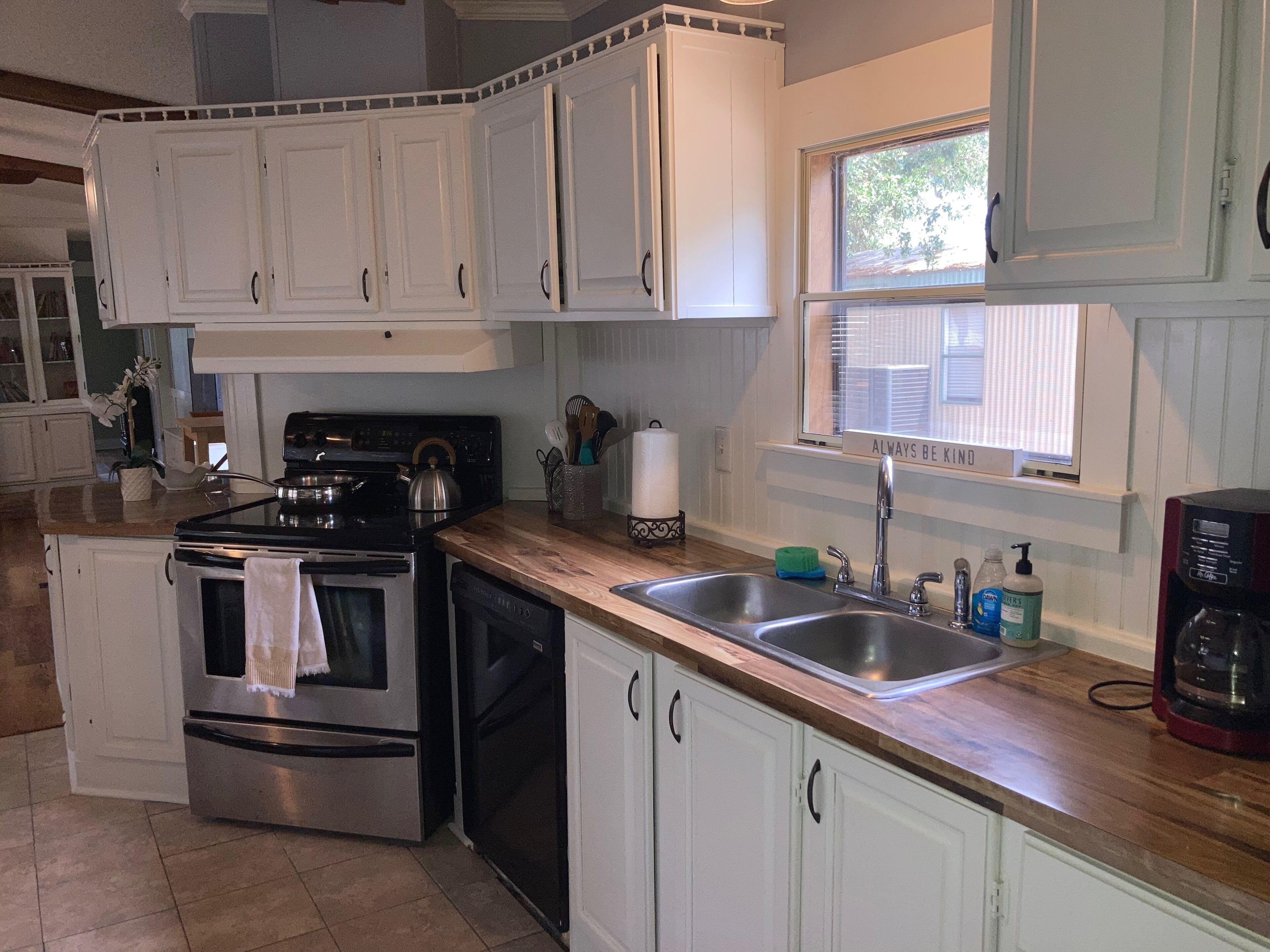 Full-size fridge, microwave, oven, stovetop