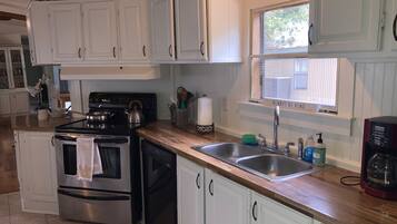 Full-size fridge, microwave, oven, stovetop
