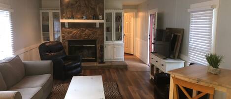 Een smart-tv en boeken