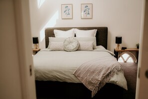 2 bedrooms, desk, iron/ironing board, internet