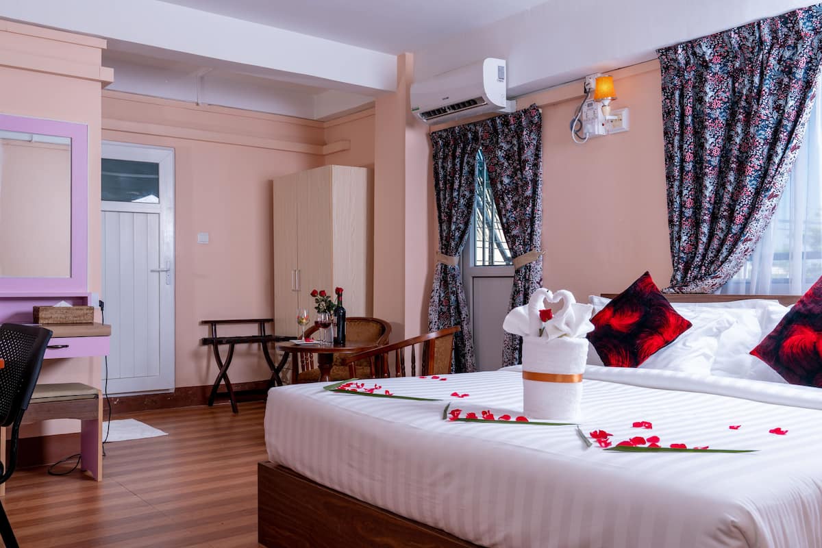 Deluxe kamer | Een minibar, een bureau, geluiddichte muren, extra bedden