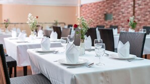 Breakfast, lunch and dinner served - Myanmar Hotel Chicago (Yangon)