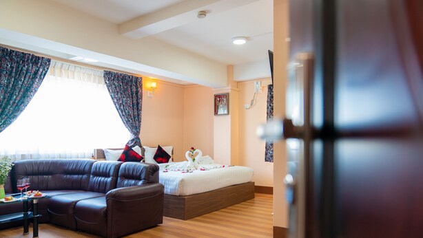 Executive Room | Minibar, desk, soundproofing, rollaway beds (surcharge) - Myanmar Hotel Chicago (Yangon)