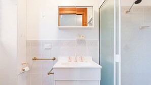 Shower, towels - Grand Pacific 2 Unit 2 - Ground Floor (NAROOMA)