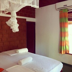 Hytte, 1 dobbeltseng, ikke-røyk | Skrivebord, wi-fi (inkludert), sengetøy og rullestolvennlig