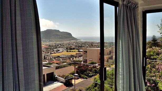 Apartment (Peninsula) | Balcony view - Berg and Beach - Fish Hoek (Cape Town)