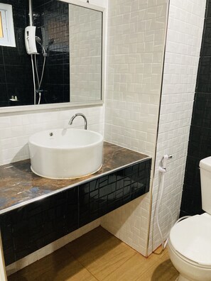 Chambre Standard, 1 grand lit | Salle de bain | Douche, articles de toilette (gratuits), serviettes fournies