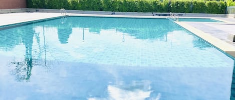 Una piscina al aire libre