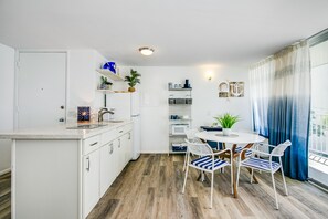 Kylskåp, mikrovågsugn, spishäll och kaffe- och tebryggare