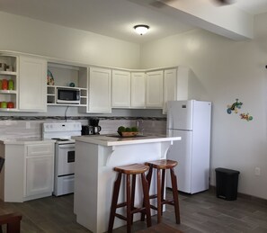 Jääkaappi, mikroaaltouuni, uuni, liesi