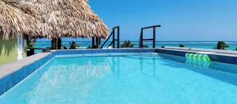 Super endroit. Vue imprenable sur le toit avec piscine, suites propres et modernes.