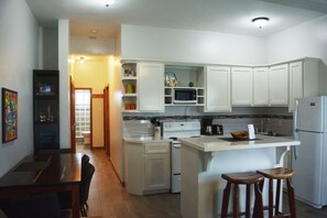 Een koelkast, een magnetron, een oven, een kookplaat