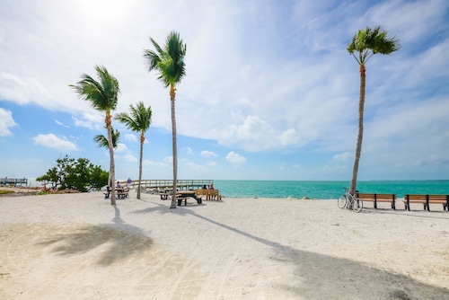 WATERFRONT Key Colony Beach Retreat 37’ Dock Cabana Club- Kayak & Bikes- Parking