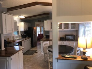 Full-sized fridge, microwave, oven, stovetop