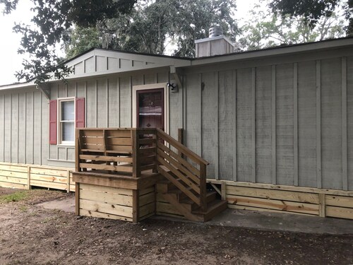 Close to Parris Island! Beaufort SC,  Newly Renovated 2 Bedroom 2 Bath Sleeps 6
