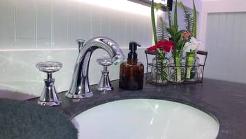 Combined shower/bathtub, towels, toilet paper