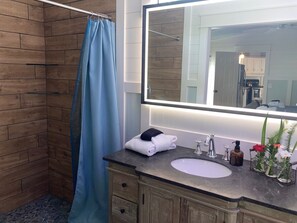 Combined shower/tub, towels, toilet paper