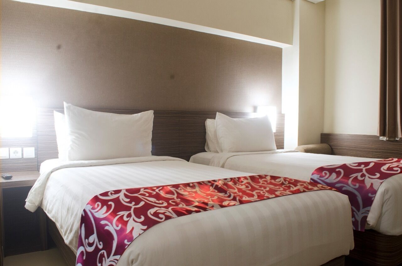 Deluxe Twin Room, 1 Bedroom | Desk, bed sheets