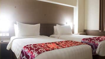 Deluxe Twin Room, 1 Bedroom | Desk, bed sheets