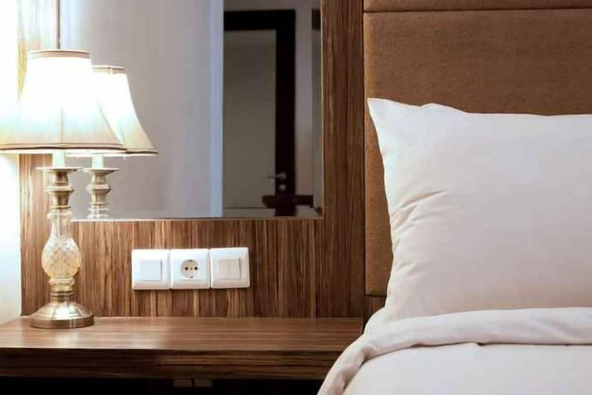 Escritorio y ropa de cama