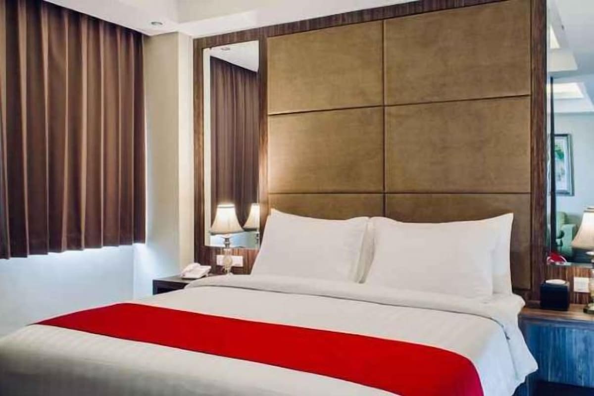 Desk, bed sheets