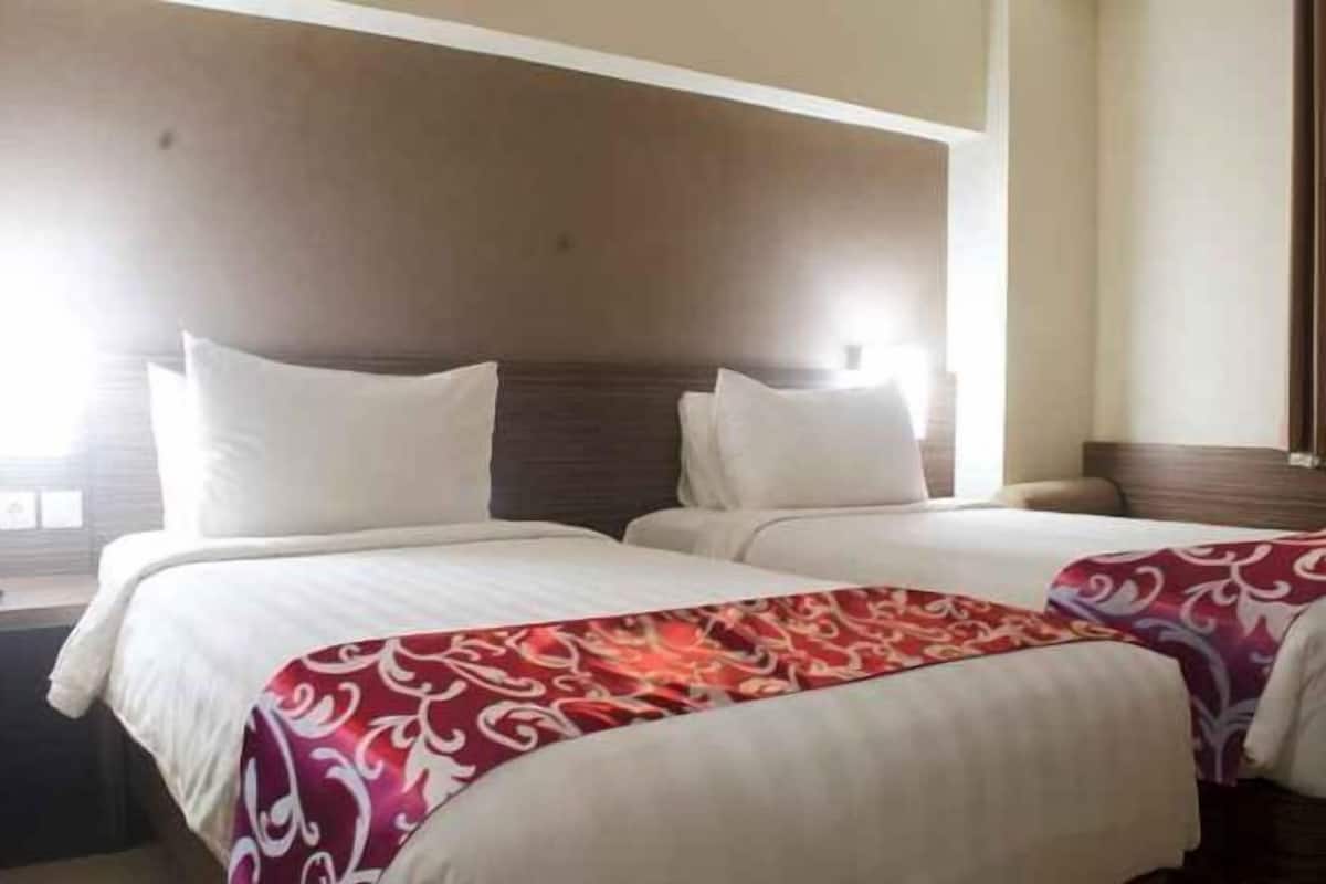 Escritorio y ropa de cama
