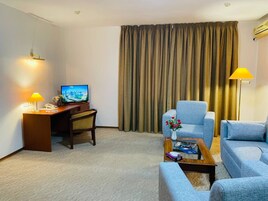 One-Bedroom Apartment | Área de estar | TV de plasma