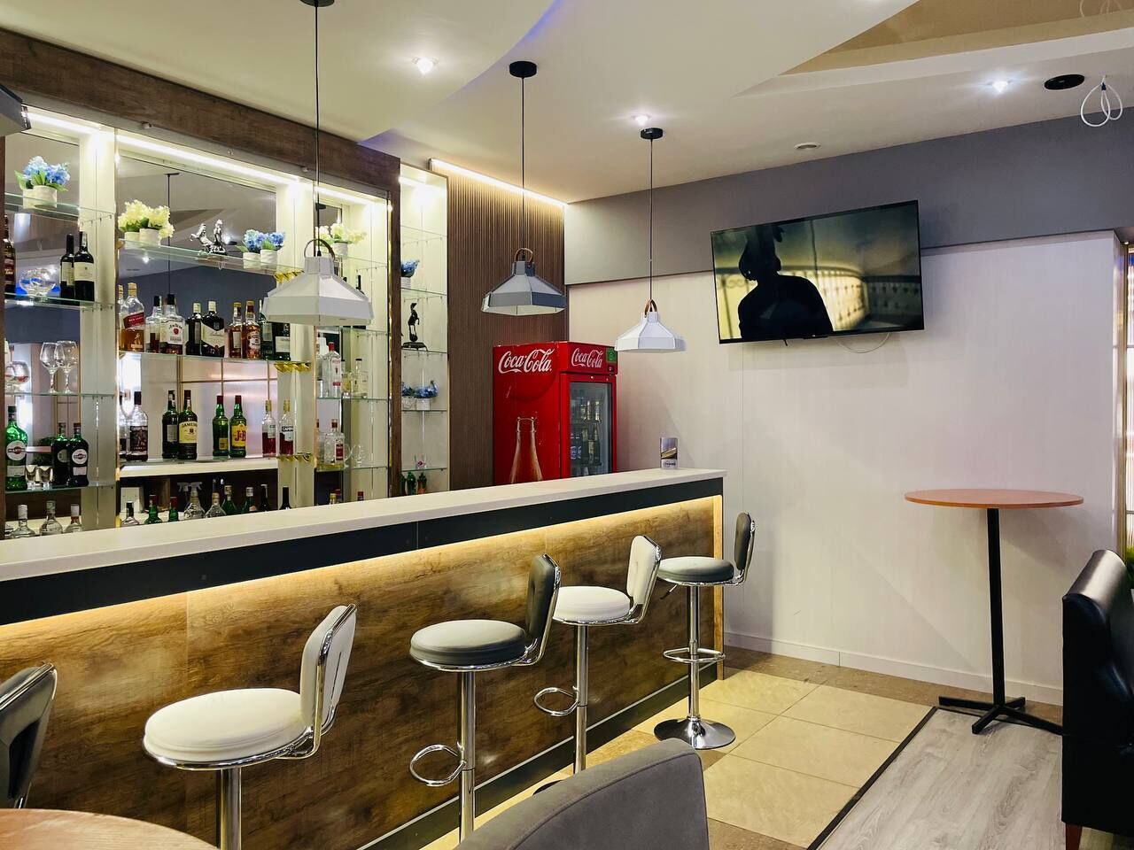 One-Bedroom Apartment | Bathroom | Free toiletries, hair dryer, slippers, towels