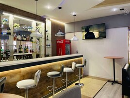 One-Bedroom Apartment | Bathroom | Free toiletries, hair dryer, slippers, towels