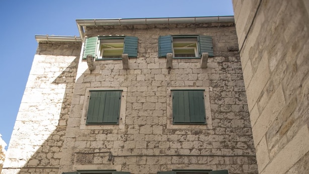 Exterior detail - Base-Rooms (Split)