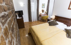 Double Room (101) | 6 bedrooms, in-room safe, soundproofing, free cribs/infant beds - Base-Rooms (Split)