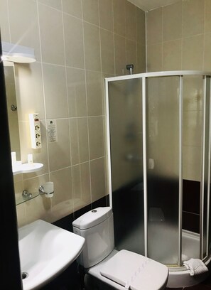 Schreibtisch, Verdunkelungsvorhänge, schallisolierte Zimmer