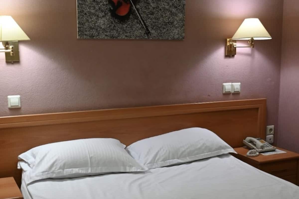 Bàn, màn/rèm cản sáng, phòng cách âm 