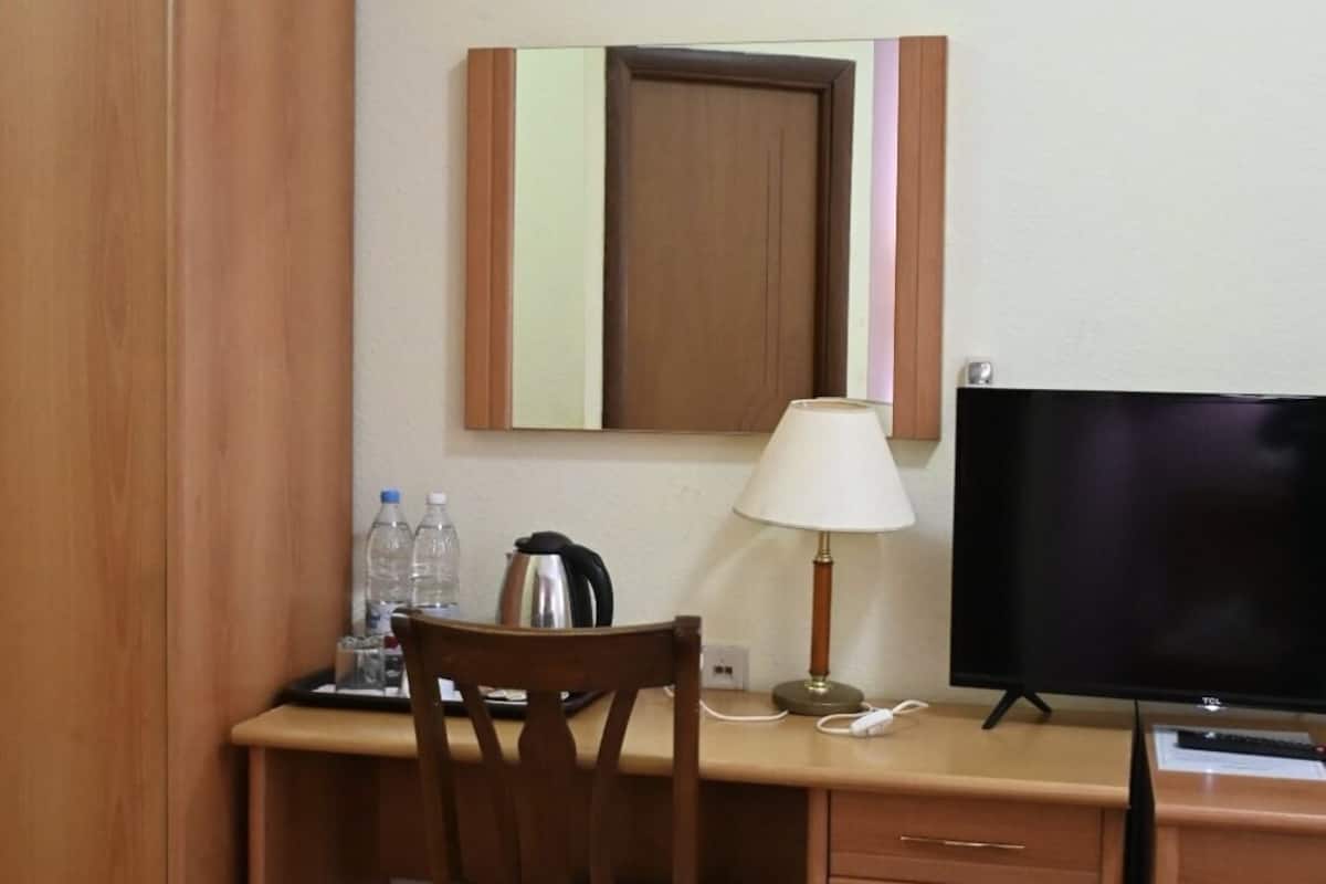 Bàn, màn/rèm cản sáng, phòng cách âm 