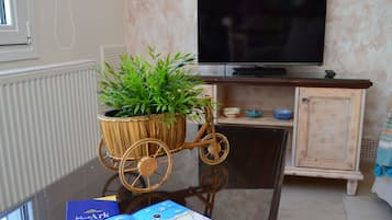 Romantic Studio, Garden View | Television