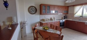 Căn hộ tiện nghi đơn giản, 3 phòng ngủ, quang cảnh biển | Bếp riêng | Tủ lạnh, lò nướng, bếp nấu, máy rửa bát 