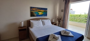 Căn hộ tiện nghi đơn giản, 3 phòng ngủ, quang cảnh biển | Trang trí khác biệt, trang bị nội thất với thiết kế riêng biệt, bàn 