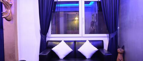 Korat | Área de sala de estar | Televisión LED, estación para iPod y estación para reproductor de MP3