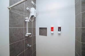 Regadera, amenidades de baño gratuitas, toallas 