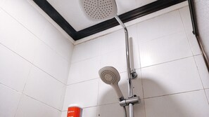 Shower, free toiletries, towels - Reddoorz @ Bonifacio St Cebu (Cebu City)
