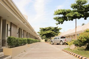 Parking - RedDoorz Premium @ Wireless Mandaue Cebu (Mandaue)