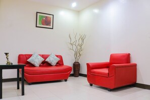 套房, 2 间卧室 | 客厅 | 平板电视