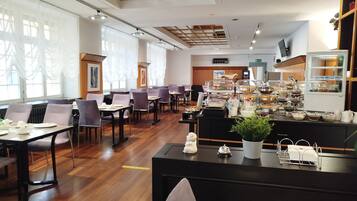 TĂ€gliches inbegriffenes FrĂŒhstĂŒcksbuffet