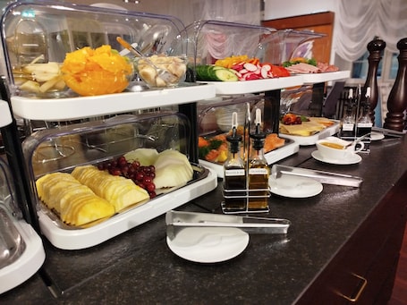 Free daily buffet breakfast