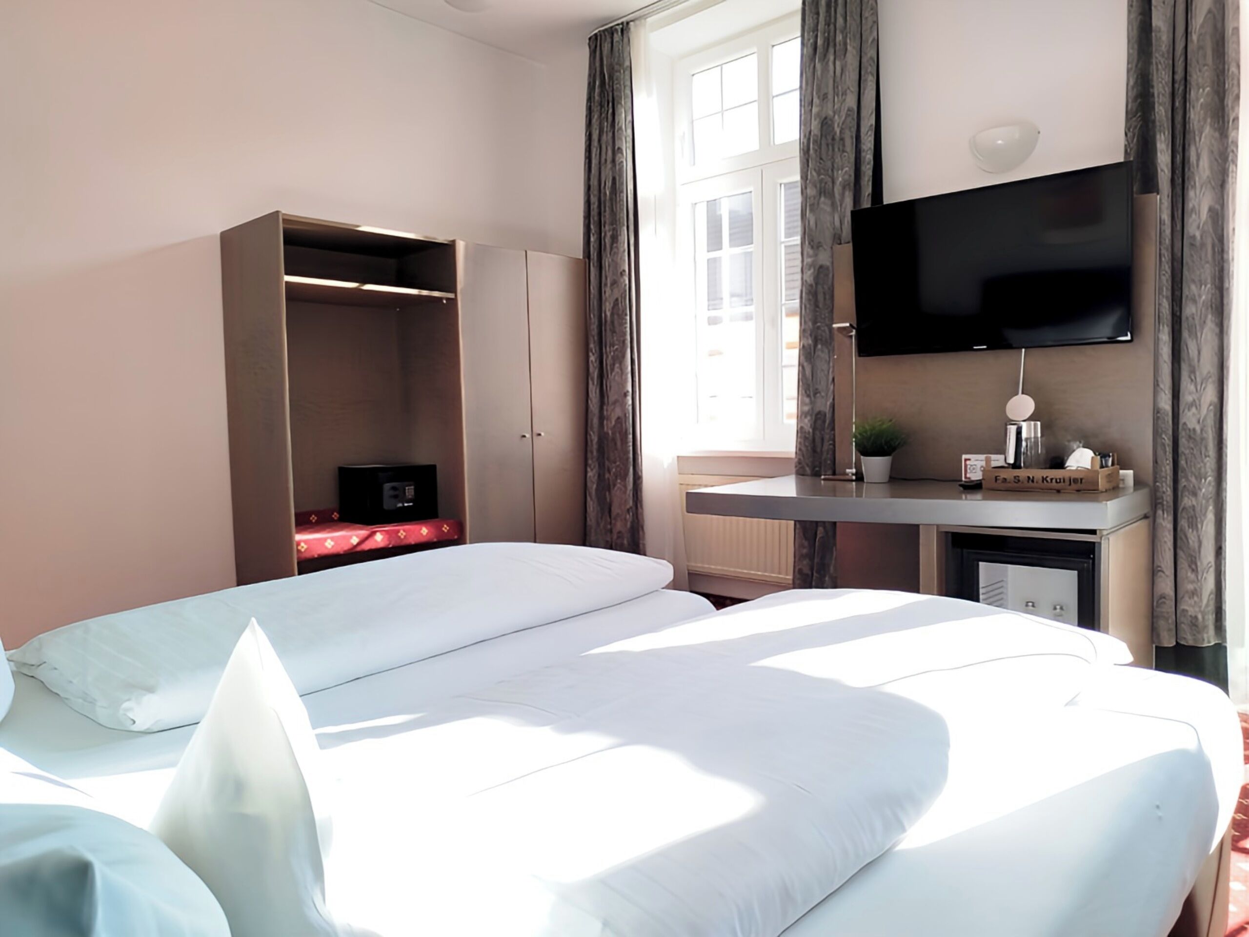 family quadruple room, non smoking, balcony | minibar, individually decorated, individually furnished, desk