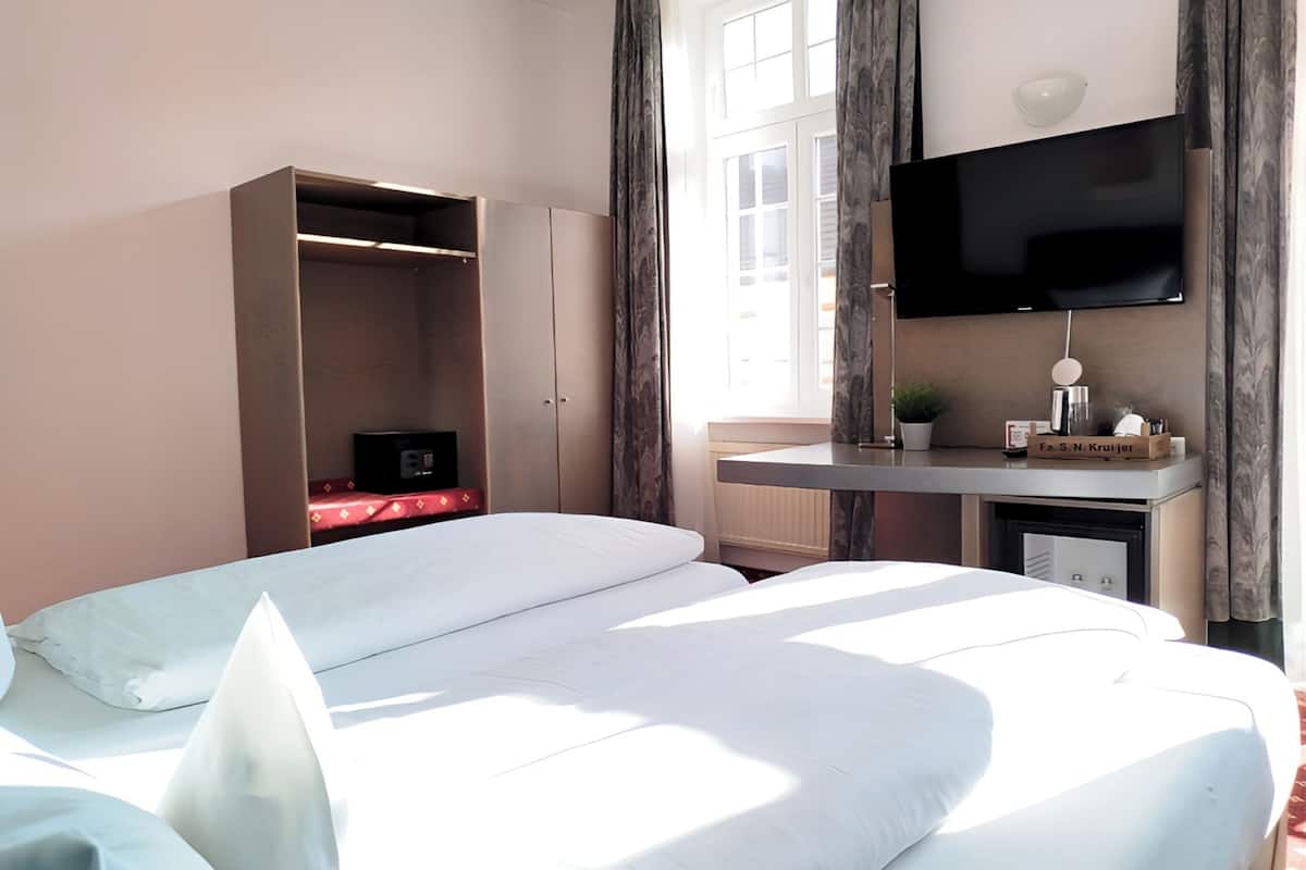 family quadruple room, non smoking, balcony | minibar, individually decorated, individually furnished, desk