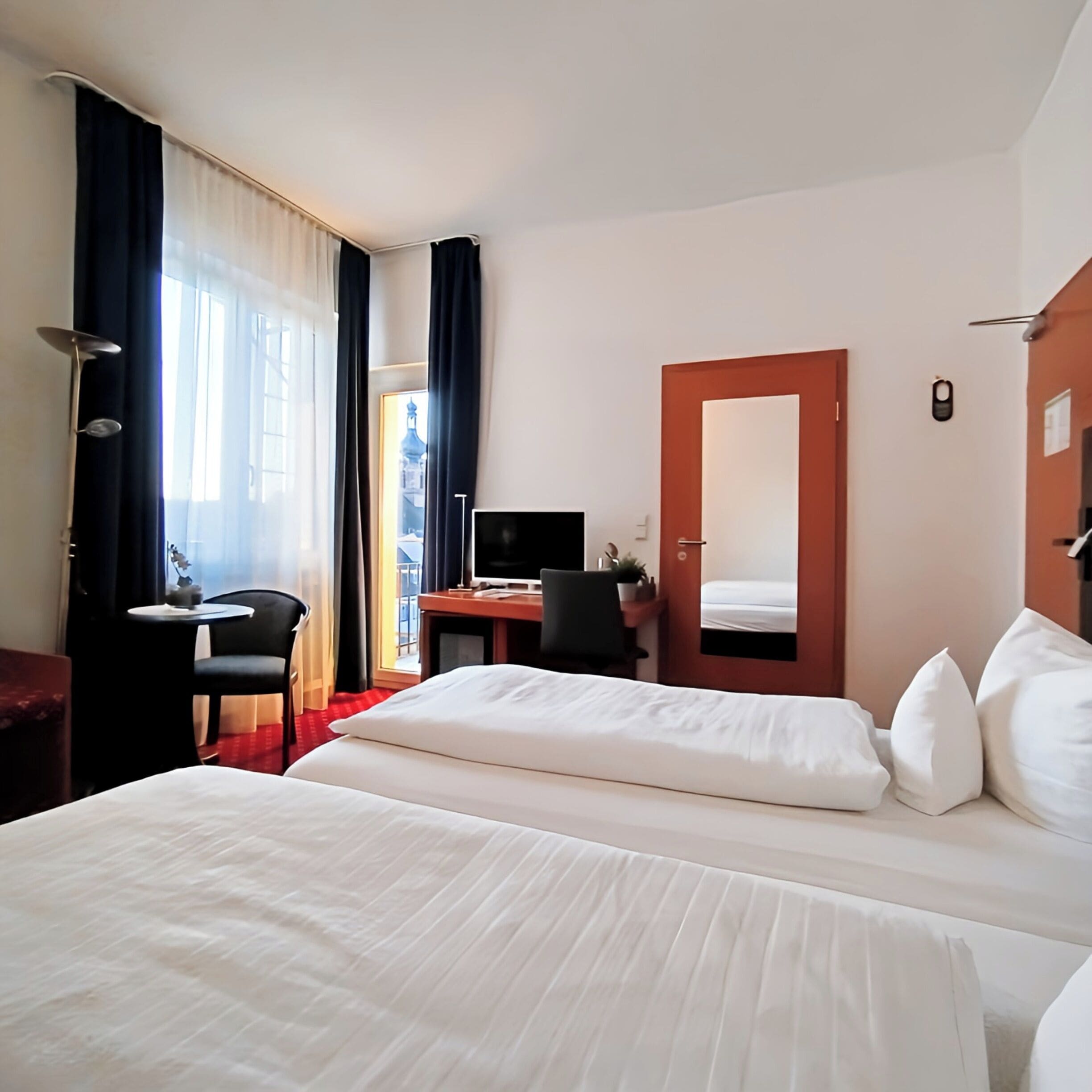 basic double room, 1 double bed, non smoking | minibar, individually decorated, individually furnished, desk