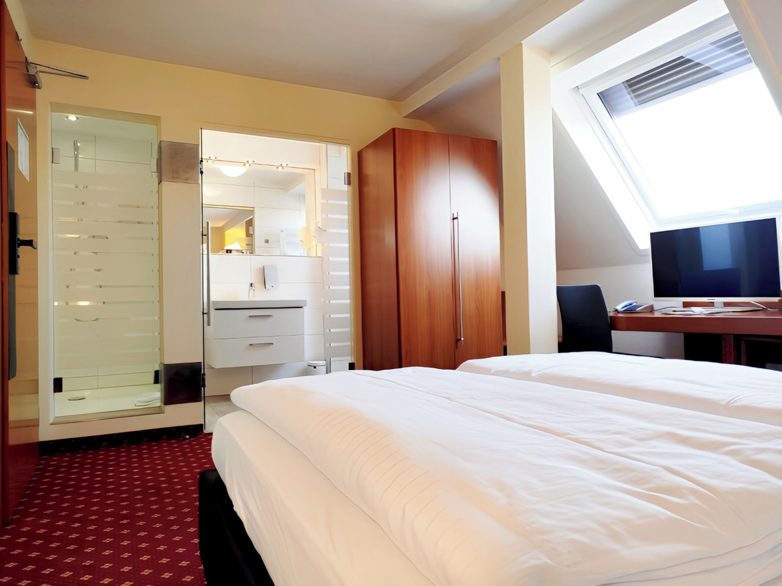 minibar, individually decorated, individually furnished, desk