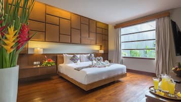 Peti besi dalam bilik, meja, seterika/papan seterika