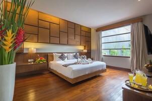 Caja de seguridad en la habitación y escritorio